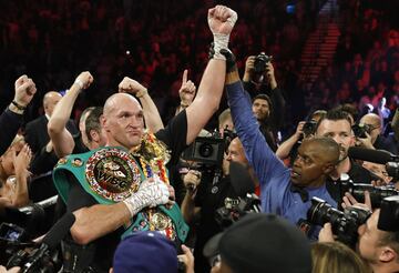 El regreso de Tyson Fury es uno de los más espectaculares de siempre. Tocó la gloria acabando con el reinado de Wladimir Klitschko. Estaba en lo más alto en 2015, pero cayó meses más tarde a lo más hondo. Problemas con el alcohol y las drogas le hicieron retirarse e incluso se temió que pudiese quitarse la vida (lo evidenció en sus redes sociales en varias ocasiones). Por suerte, Fury pudo salir de esa complicada situación y regresó en 2018. Tras dos peleas hizo nulo contra Deontay Wilder, a quien acabó destronando para volver a ser campeón mundial en febrero de 2020. Con 32 años el inglés es uno de los púgiles más mediáticos del momento.