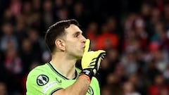 Soccer Football - Europa Conference League - Quarter Final - Second Leg - Lille v Aston Villa - Stade Pierre-Mauroy, Villeneuve-d'Ascq, France - April 18, 2024 Aston Villa's Emiliano Martinez celebrates saving Lille's Nabil Bentaleb penalty during the penalty shootout REUTERS/Stephanie Lecocq     TPX IMAGES OF THE DAY