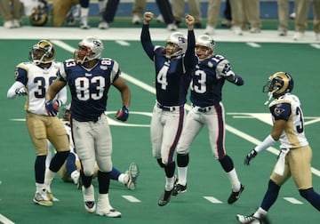 Quizás la mayor sorpresa que se haya visto en una Super Bowl, con la de los Giants a los propios Patriots. Los Rams eran el mejor ataque, con mucho, de la liga. "The Greatest Show on Turf" les llamaban. Y, enfrente, una defensa sin nombres, pero con las hechuras que luego harían de esta franquicia la leyenda que es. Ah, sí, y un tal Tom Brady, que tuvo que jugar esta temporada por la lesión de Drew Bledsoe. El inicio de una historia aún sin final.