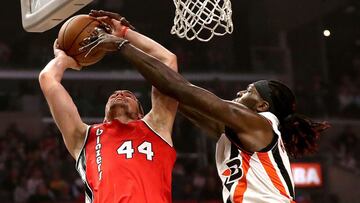 Mario Hezonja trata de superar la defensa de Montrezl Harrell.