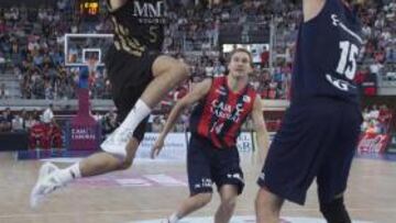 <b>CON GANAS. </b>Rudy Fernández entra a canasta ante la oposición de Musli y la mirada de Oleson.