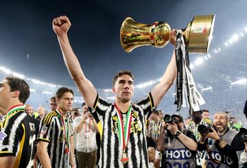 El actual delantero de la Juventus ya estuvo en el radar atl¨¦tico cuando formaba parte de la plantilla de la Fiorentina, pero su llegada no fue posible ante la negativa del presidente del equipo toscano. Los rojiblancos podr¨ªan buscar en el jugador serbio un recambio de garant¨ªas que les acerque a la lucha por los t¨ªtulos. Su precio, 65 millones euros.