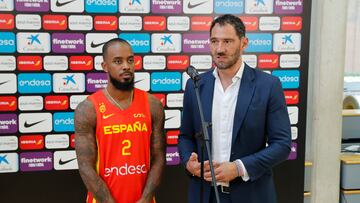 MADRID, 02/08/2022.- El escolta Lorenzo Brown (i) y el presidente de Federación Española de Baloncesto, Jorge Garbajosa (d) durante la presentación del equipo este martes en el centro deportivo madrileño Daoíz y Velarde. EFE/ Luis Millán