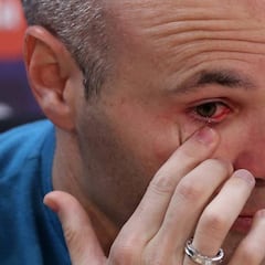 Iniesta, adiós entre lágrimas: "El Barça me lo ha dado todo"