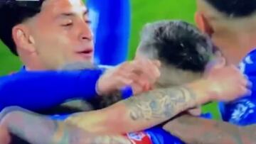 Esta escena de Altamirano y Aránguiz es viral en redes sociales tras la goleada de la U: de lo más comentado en Chile