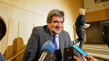 El ministro de Inclusi¨®n, Seguridad Social y Migraciones, Jos¨¦ Luis Escriv¨¢, ofrece declaraciones a los medios de comunicaci¨®n en el Congreso Internacional de Econom¨ªa de la Longevidad, en el Auditorio de la Hospeder¨ªa Fonseca, a 2 de noviembre de 2022, en Salamanca, Castilla y Le¨®n (Espa?a). La Fundaci¨®n General de la Universidad de Salamanca, a trav¨¦s del Centro Internacional sobre el Envejecimiento (CENIE), organiza el Congreso Internacional Econom¨ªa de la Longevidad,
que re¨²ne a grandes expertos nacionales e internacionales, junto a responsables institucionales de m¨¢ximo nivel, tanto de Espa?a como de Portugal.
02 NOVIEMBRE 2022;SALAMANCA;CASTILLA Y LE?N;CONGRESO INTERNACIONAL ECONOM?A LONGEVIDAD;JOS? LUIS ESCRIV?
Manuel ?ngel Laya / Europa Press
02/11/2022