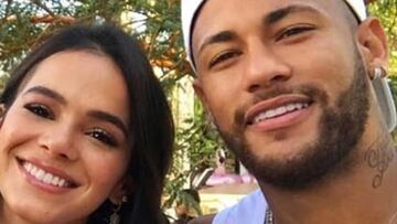 Neymar con su novia, la actriz y modelo Bruna Marquezine, en la fiesta sorpresa que le organizó el futbolista en julio de 2018 por 23º su cumpleaños.