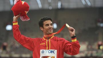 Miguel Ángel López en el podio de los Mundiales de Pekín, festejando su medalla de oro en los 20 kilómetros.