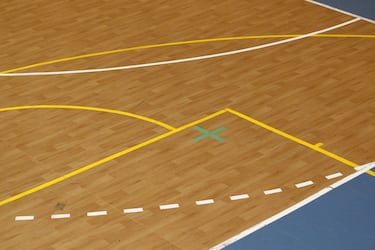 Todas las marcas están realizadas con líneas de 4-5cm de anchura, en un color claramente visible.