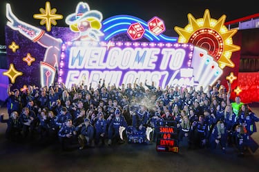 Celebración del equipo al completo de Red Bull Racing tras la carrera del Gran Premio de Las Vegas.