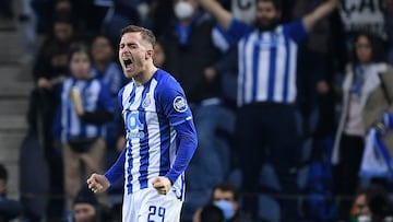 Toni Martínez celebra su segundo gol contra la Lazio.