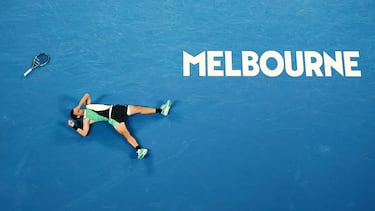 Carlos sobre el suelo del Melbourne Park tras ganar el Open de Australia.