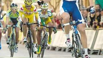 <b>SUPERIORIDAD MANIFIESTA. </b>Alessandro Petacchi se vuelve para ver a sus rivales en la meta de Calpe.