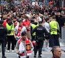 La intensa pelea de aficionados de Manchester United y Tottenham previo a la final