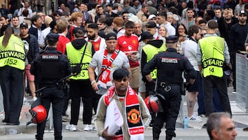 Soccer Football - Europa League - Final - Tottenham Hotspur v Manchester United - Fans gather in Bilbao - Bilbao, Spain - May 21, 2025 General view of Manchester United fans gathering ahead of the final REUTERS/Pankra Nieto