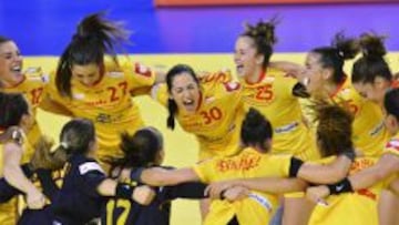 Las jugadoras españolas celebran la victoria del equipo 29-22 ante Dinamarca durante el partido correspondiente al Grupo I del Europeo de balonmano disputado en la localidad de Debrecen, Hungría hoy 17 de diciembre de 2014.