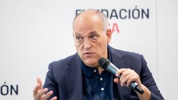 LALIGA Y LA FEDERACION ESPAÑOLA DE ASOCIACIONES DE FUTBOLISTAS VETERANOS
FIRMA DE ACUERDO PARA EL PROYECTO - TALLERES DE REMINISCENCIA BASADOS EN EL FUTBOL
JAVIER TEBAS Presidente de Laliga - CLEMENTE VILLAVERDE - JUAN MARI ZORRIQUETA - ROBERTO SOLOZABAL