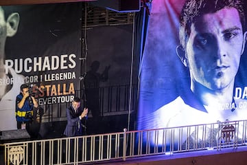 Descubrimiento de la lona de David Villa en la fachada del estadio de Mestalla.