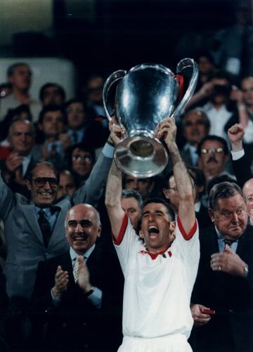 Champions League (AC Milan 1994) y Campeón del Mundo con Italia en 1982