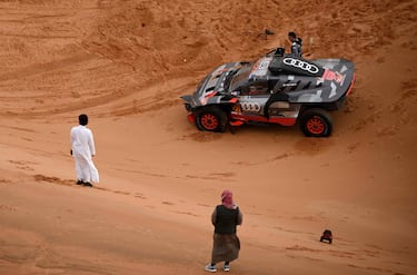 El copiloto español de Audi, Lucas Cruz, inspecciona su automóvil después de sufrir un accidente.