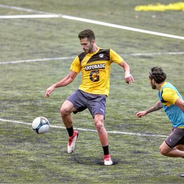 Estuvo dos años en la MLS, en donde jugó de 2016 a 2018 con Columbus Crew, el chapín ahora juega con Comunicaciones.