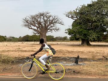 Una joven senegalesa, camino al centro educativo con una de las bicicletas de BSF
