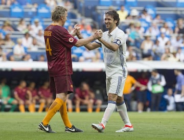 Boniek saluda a Raúl González. 
 
