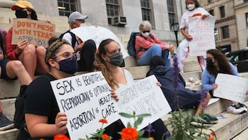 NUEVA YORK, NUEVA YORK - 1 DE SEPTIEMBRE: La gente se re&uacute;ne para una manifestaci&oacute;n de derechos reproductivos en Brooklyn Borough Hall el 1 de septiembre de 2021 en el centro de Brooklyn en la ciudad de Nueva York. 