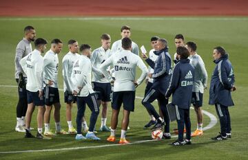 Luis Enrique con el grupo de jugadores.