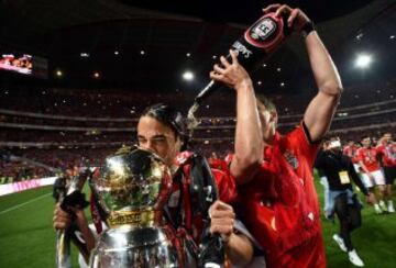 Los jugadores del Benfica celebran con el trofeo tras derrotar Olhanense y ganar el título de la Liga portuguesa en el estadio Luz de Lisboa 