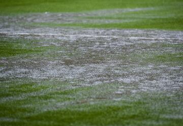 El partido de ida de la final de la Copa Libertadores entre Boca Juniors y River Plate ha tenido que ser suspendido debido a las fuertes lluvias.