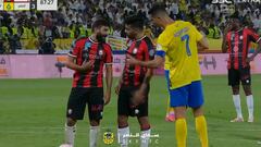 Dos rivales discutiendo por quién tira el penal y llega Cristiano y hace esto