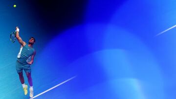 Carlos Alcaraz saca contra Yoshihito Nishioka en el Open de Australia.