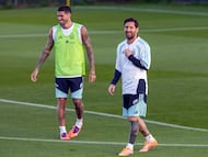 GRAF2057. ALGORFA (ALICANTE), 11/11/2025.- Los jugadores de la selección Argentina Lionel Messi (d) y De Paul (i), durante un momento del entrenamiento previo al partido que disputarán el próximo 24 de noviembre ante Angola, este martes en el campo de Fútbol de la Finca Resort en Algorfa, Alicante. EFE/Marcial Guillén