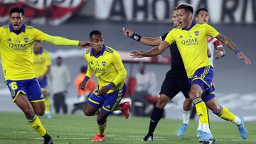 Boca Juniors' Colombian Sebastian Villa (C) celebrates after scoring a goal against River Plate during their Argentine Professional Football League match at the Monumental stadium in Buenos Aires, on March 20, 2022. (Photo by ALEJANDRO PAGNI / AFP)