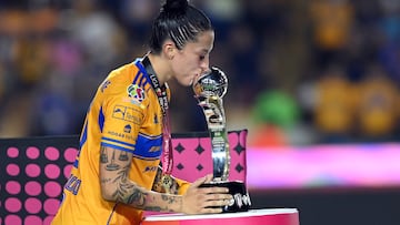 AME2071. SAN NICOLAS DE LOS GARZA (MÉXICO), 23/11/2025.- Jennifer Hermoso de Tigres le da un beso a la copa al ganar la final del Torneo Apertura 2025 de la Liga Femenil MX este domingo, entre Tigres y América, en el estadio Universitario en San Nicolás de Los Garza (México). EFE/ Miguel Sierra.