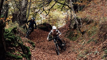 Bicis de montaña de Orbea bajando por un sendero en el norte de España.