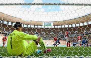 Enner Valencia marca el primer gol para Ecuador. 
