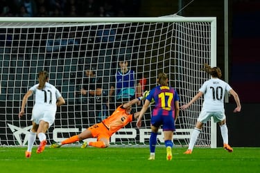 La portera balear para el balón en el penalti lanzado por Caroline Weir. La internacional española hizo penalti al arrollar a Athenea del Castillo dentro del área. Gran partido de la mallorquina a pesar de haber cometido el penalti que ella misma se encargó de detener.
