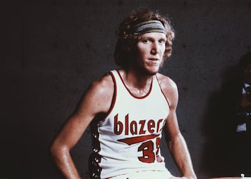 Promedi 18,5 puntos, 19 rebotes y 5,2 asistencias en las Finales de 1977, con casi 4 tapones. MVP de dichas Finales y ttulo para los Blazers ante los Sixers. Jams Walton repiti un xito as. Fue MVP de la temporada al a?o siguiente, pero la 1978-79 se la pas en blanco antes de ir a los Clippers e iniciar una tortura en forma de lesiones que le acompa?aron durante toda su carrera. Walton quiso ir a los Celtics en 1985 y cont con el beneplcito de Larry Bird, que confi en la palabra del ya veterano jugador de que estaba bien fsicamente. Ese a?o, el pvot gan el premio a Mejor Sexto Hombre y los Celtics, el anillo. Un jugador absolutamente generacional, buen pasador, reboteador histrico y un defensor inquebrantable, con una opinin en la que casi todo el mundo coincide: sin lesiones, podra haber sido el mejor de todos los tiempos. 