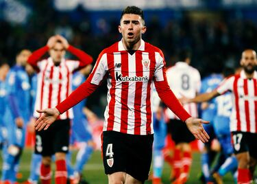 Nació en Agen (Francia). El Athletic Club le fichó para la cantera con 15 años, pero no pudo contar con él hasta que cumplió 16 años ya que Francia estipulaba esa edad mínima para poder jugar fuera del país.