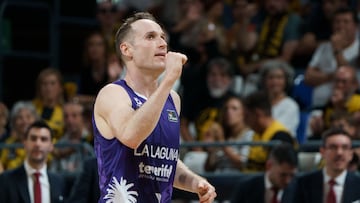 El base del Laguna Tenerife Marcelinho Huertas celebra la victoria de su equipo ante el Hiopos Lleida tras el partido de la liga ACB que se disputó este sábado en el Pabellón Santiago Martín de La Laguna (Tenerife).