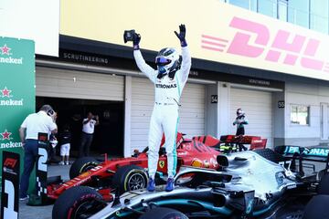 El piloto finlandés de Mercedes celebra su victoria en el GP de Japón.