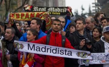 Impresionante recibimiento del autobús del Real Madrid antes de llegar al Santiago Bernabéu.