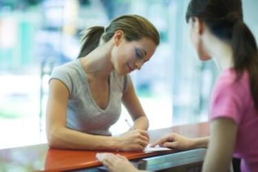 Los gimnasios que pertenecen a cadenas carecen de capacidad de negociar con el cliente las condiciones del servicio y la matriculación, ya que siguen ofertas rígidas establecidas para todos los centros. Así lo explica Pedro García (nombre ficticio), gerente de uno de ellos y con amplia experiencia en el sector, quien recomienda para este tipo de locales estar pendiente de sus ofertas especiales, que suelen llegar a final de mes y en los meses “flojos” como julio y agosto. Existe, sin embargo, una mayor posibilidad de regatear con los dueños de las franquicias y en los centros de gama media-alta, con los que “puedes llegar a hacer virguerías” al negociar las condiciones de tu matrícula.