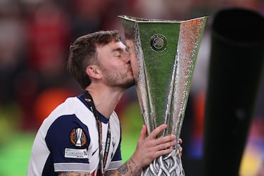 Maddison, creador de destellos en medio de la mediocridad de su equipo, vio cómo la irregularidad del Tottenham convertía su talento en un fuego intermitente. Aunque cada jugada mostraba destellos de magia, el mercado respondió con frialdad, reduciendo su valor como si sus momentos de brillantez se hubieran evaporado entre la rutina del club pese a alzarse con la Europa League. Para más desdicha para el mediapunta inglés, en un reciente encuentro de pretemporada ante el Newcastle United sufrió una rotura de ligamentos cruzados, que le mantendrá alejado de los terrenos de juego durante gran parte de la temporada. 
