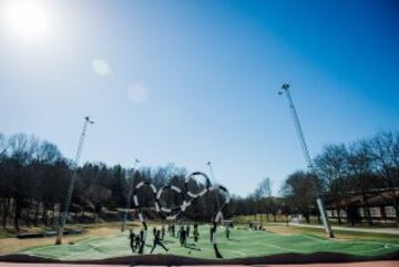 16. El terreno de juego 'Puckelboll' es una obra diseñada por el artista Johan Ferner Stroem, situado en Skarholmen, al sur-oeste de Estocolmo, es un campo de césped artificial distorsionado donde las mitades son de diferentes tamaños y en el que el césped artificial está lleno de baches.