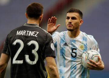 El encuentro terminó 1-1 tras los noventa minutos. Lautaro Martínez y Luis Díaz anotaron y la clasificación se definió desde los once pasos. Los de Scaloni se impusieron 3-2 y ahora jugarán la final ante Brasil. 