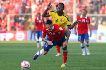 Futbol, Chile vs Colombia
Eliminatorias para Brasil 2014.
El jugador de la seleccion chilena Mauricio Pinilla, centro, disputa el balon con Carlos Sanchez de Colombia durante el partido clasificatorio al mundial de Brasil 2014 jugado en el estadio Monumental en Santiago, Chile.