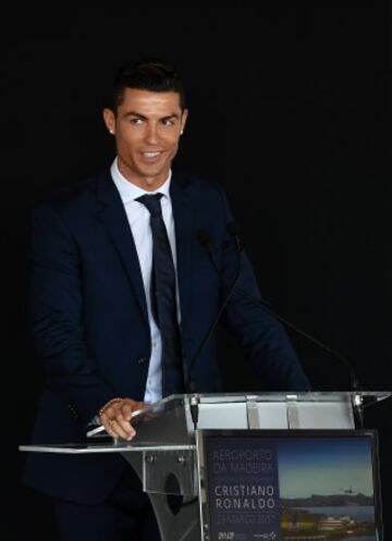 Cristiano, muy feliz en el aeropuerto de Madeira